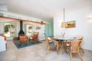 a living room with a table and chairs at Can Botana 9 in Cala de Sant Vicenc