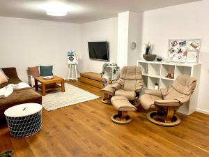 a living room with two chairs and a couch at Gemütliche Ferienwohnung in Drolshagen