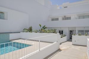 a view of the pool from the balcony of a house at La Casa de Emilie- Solo Familias in Conil de la Frontera