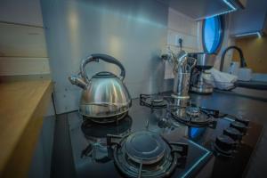 a tea kettle on a stove in a kitchen at Magisches Abenteuer-Hausboot Juno in Fürstenberg