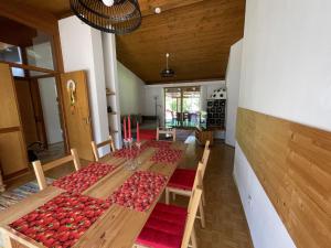 a dining room with a table with apples on it at Haus Linsendorf in Gallizien