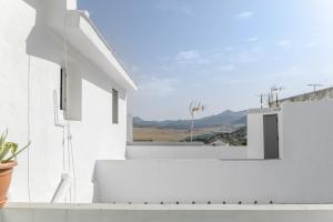 a white house with a view of the desert at El Rincón de Hugo in Alcalá de los Gazules