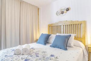 a bedroom with a bed with towels on it at El Rincón de Hugo in Alcalá de los Gazules