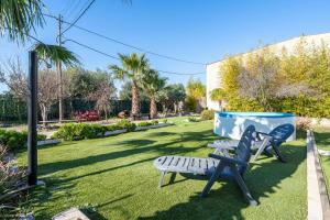 a picnic table and a bench in a yard at Masía Costa Daurada in Tarragona