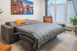 a bed in a room with a painting on the wall at City Apartment in Uelzen