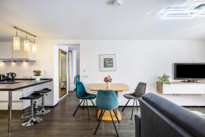 a living room and kitchen with a table and chairs at Die Schneiderei in Balingen +15 photos