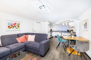a living room with a couch and a table at Die Schneiderei in Balingen