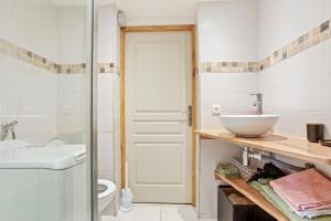 a bathroom with a sink and a toilet at Charmant appartement avec terrasse in Brignoles