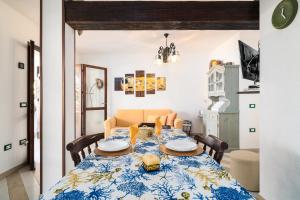 a dining room with a blue and white table and chairs at Al mare da Pépé in Budoni