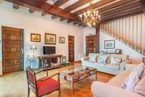 a living room with a couch and a table at Ca l'Andorrà in Vila-Sana