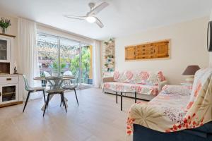 a living room with a couch and a table at beach and pool in Cambrils