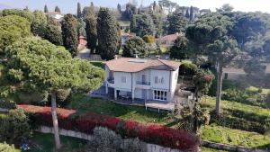 an aerial view of a house in a garden at Stanza in Villa Magica in Credaro