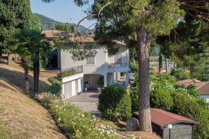 a house on a hill with trees and flowers at Stanza in Villa Magica in Credaro