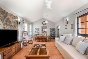 a living room with a couch and a tv at Villa María in Taco