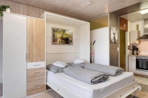 a bedroom with a large white bed in a room at Quality Time auf 1000 Meter in Schönwald