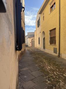 an alley in an alley between two buildings at Essenedda Holiday Home in Orosei