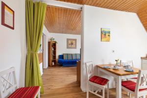a dining room with a table and chairs at Apartmenthaus Ferienwohnungen Sila in Weinstadt