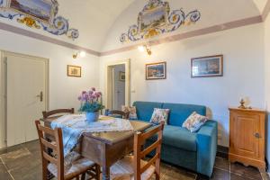 a living room with a blue couch and a table at Villa Aguglie Con Piscina in Modica