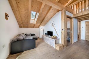 a living room with a couch and a tv at Eggerhof Familiennestl in Verano