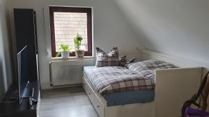 two twin beds in a room with a window at Fewo Drei Gleichen Nr 1 in Wandersleben