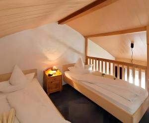 two beds in a room with a window at Hotel Schachten in Lindberg