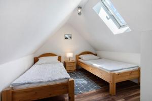 two beds in a room with a attic at Abendsonne in Koserow