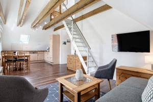 a living room with a couch and a tv at Abendsonne in Koserow