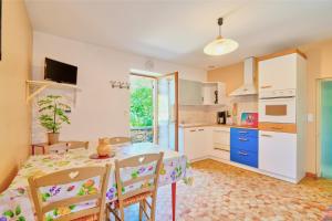 a kitchen and dining room with a table and chairs at Quiétude in Meyrals