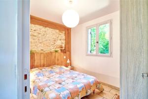 a bedroom with a bed and a window at Quiétude in Meyrals