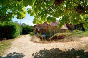 an old brick house sitting in the middle of a yard at Quiétude in Meyrals