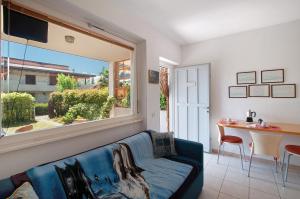 a living room with a couch and a large window at Casa vacanze al Boschetto in Masina