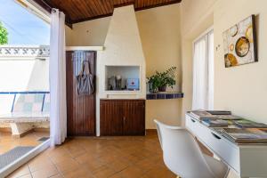 a room with a counter and a table and chairs at Maison La Coquette L' Escala in L'Escala