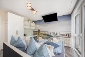 a living room with a couch and a tv at Studio in Steinhude