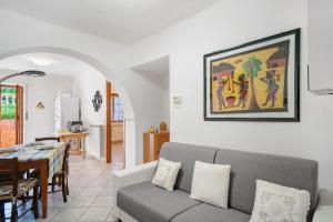 a living room with a couch and a dining room at Casa di Lo in Laigueglia