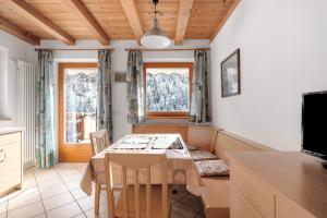 a dining room with a table and a window at Heinzenhof Welschnofen in Nova Levante