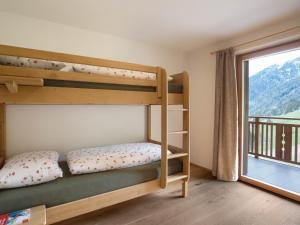 a bedroom with bunk beds and a balcony at Radlspitz Maurerhof in Valdurna