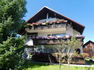 a house with flowers on the balconies at Ferienwohnung Diepold in Wasserburg