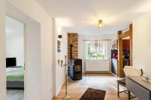 a small apartment with a bedroom and a living room at Ferienwohnung am Vogler in Holenberg