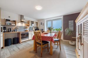 a kitchen and dining room with a table and chairs at Weserberglandblumen in Bad Pyrmont
