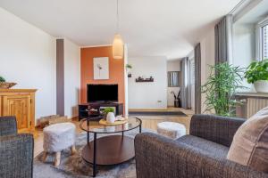 a living room with a couch and a table at Weserberglandblumen in Bad Pyrmont