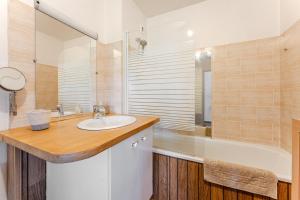 a bathroom with a sink and a bath tub at Petitbuch in La Teste-de-Buch +12 photos