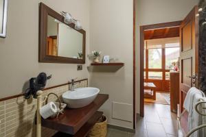 a bathroom with a sink and a mirror at Camiño in Ordes