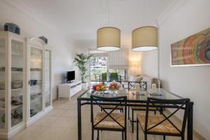 a dining room with a table and some chairs at Apartamento Marina in Arona