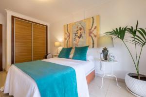 a bedroom with a bed and a potted plant at Apartamento Marina in Arona +12 photos