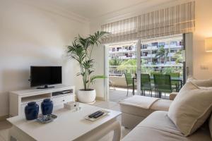 a living room with a couch and a tv at Apartamento Marina in Arona