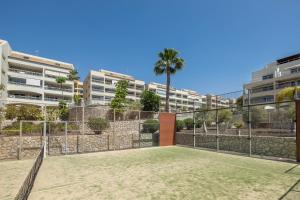 a tennis court in front of a apartment building at Apartamento Marina in Arona