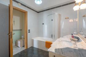 a bathroom with a tub and a sink and a bath tub at Bed And Breakfast Il Ceppo Wild in Pimonte