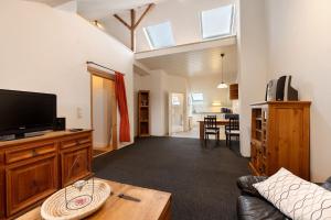 a living room with a flat screen tv and a couch at Alte Stadtvilla in Neuwied
