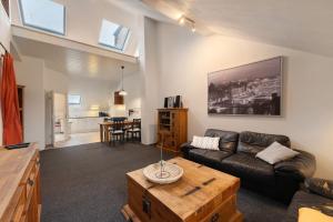 a living room with a couch and a table at Alte Stadtvilla in Neuwied