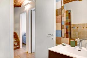 a bathroom with a sink and a mirror at Vicolo 10 in Asti +25 photos